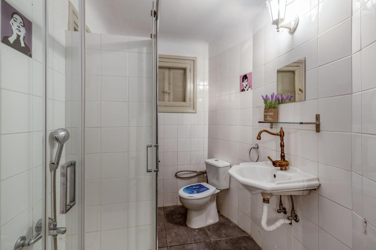 Central Apartment In The Heart Of Historic Center Athén Kültér fotó